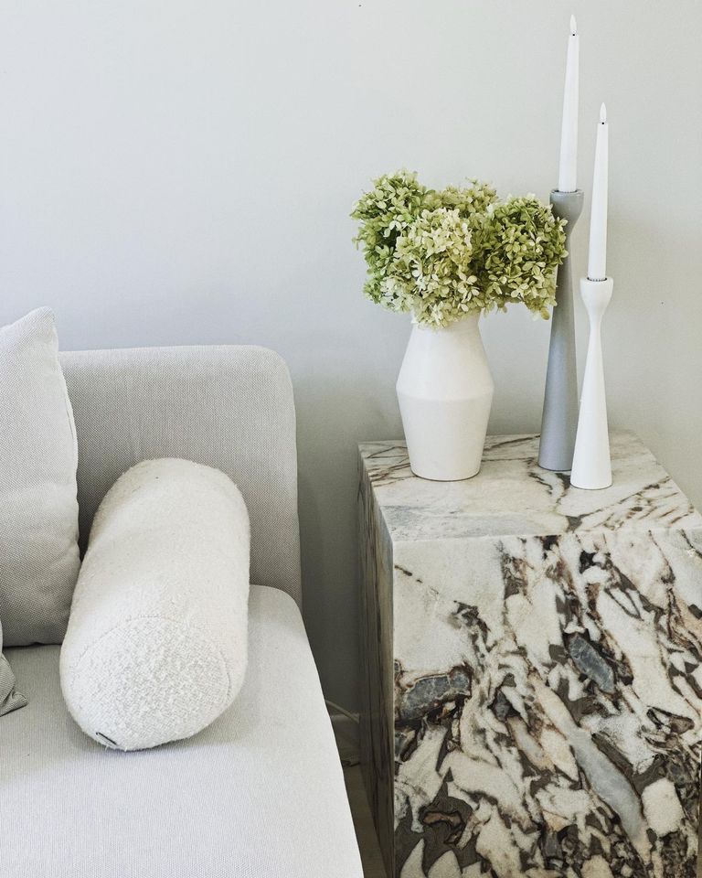 Curated stone balcatta